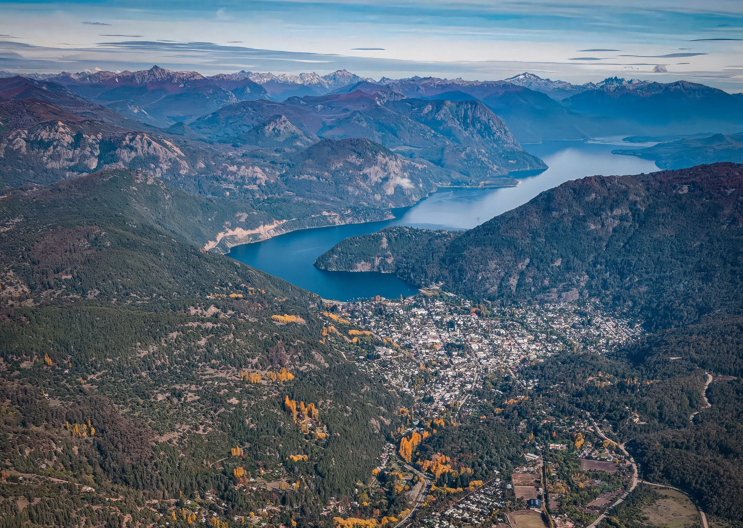 Vista aérea del Lago Lácar y el pueblo entre las montañas