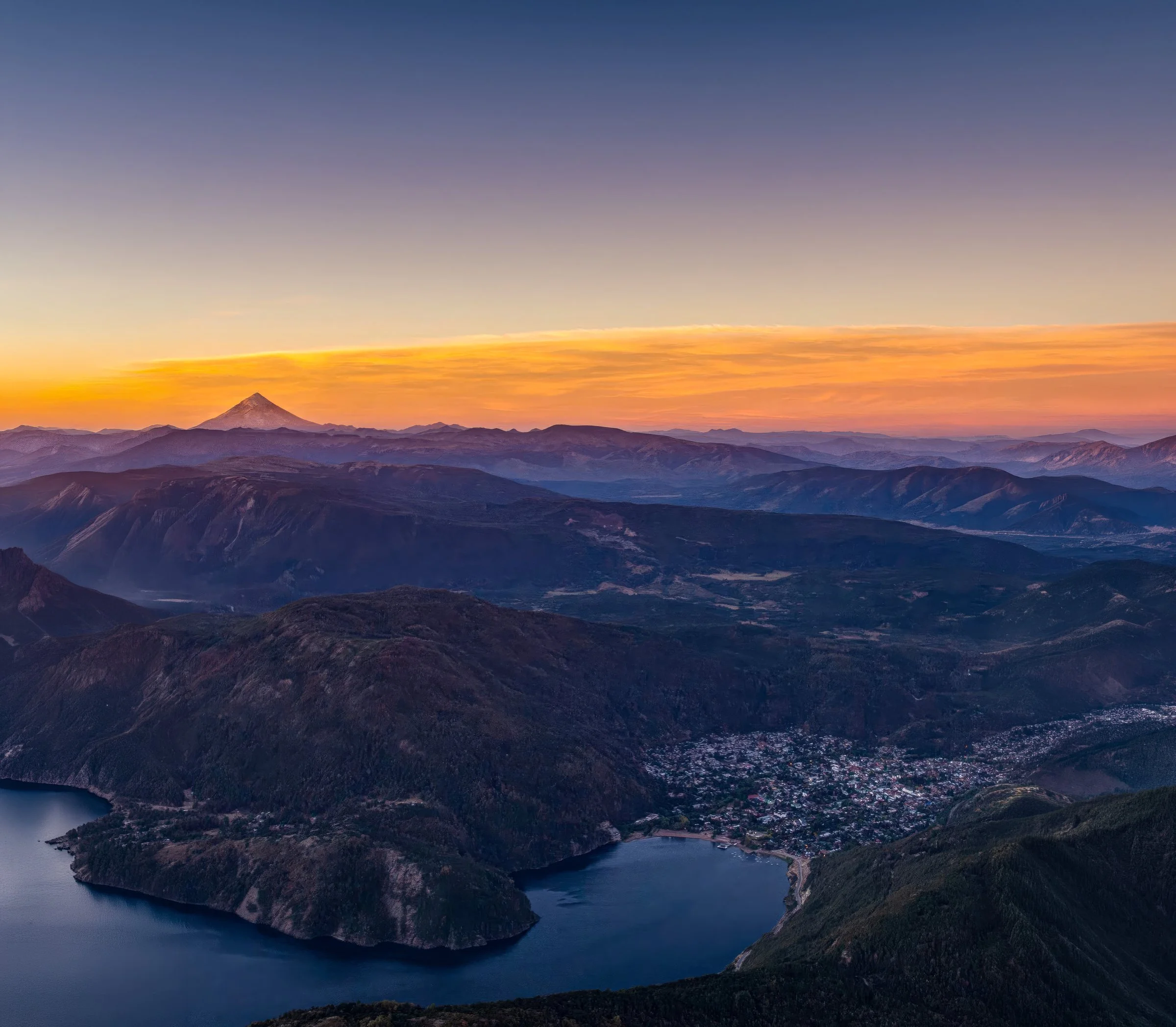 El Lago Lácar y el Volcán Lanín al atardecer, vistos desde la altura